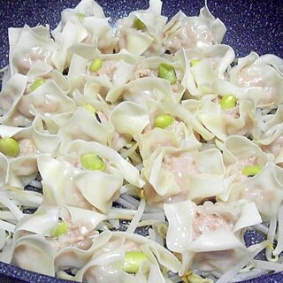 枝豆を乗せた鶏豚混合の焼売